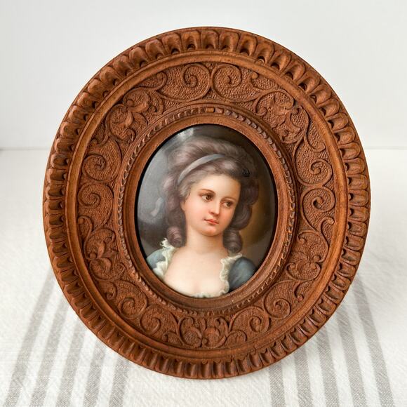 Antique Miniature Portrait Painting in Carved Wood Frame | Elegant Georgian Lady - Picture 8 of 13